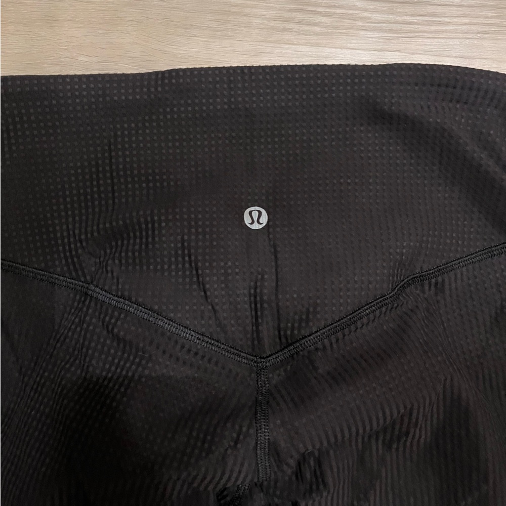 Lululemon v-waist yoga tight 25in. Waffle/grid texture.